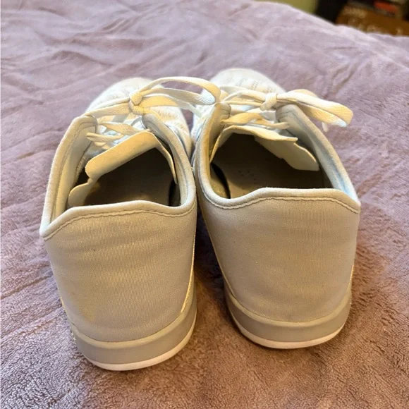 Nike White and Gray Athletic Shoes - Picture 3 of 5